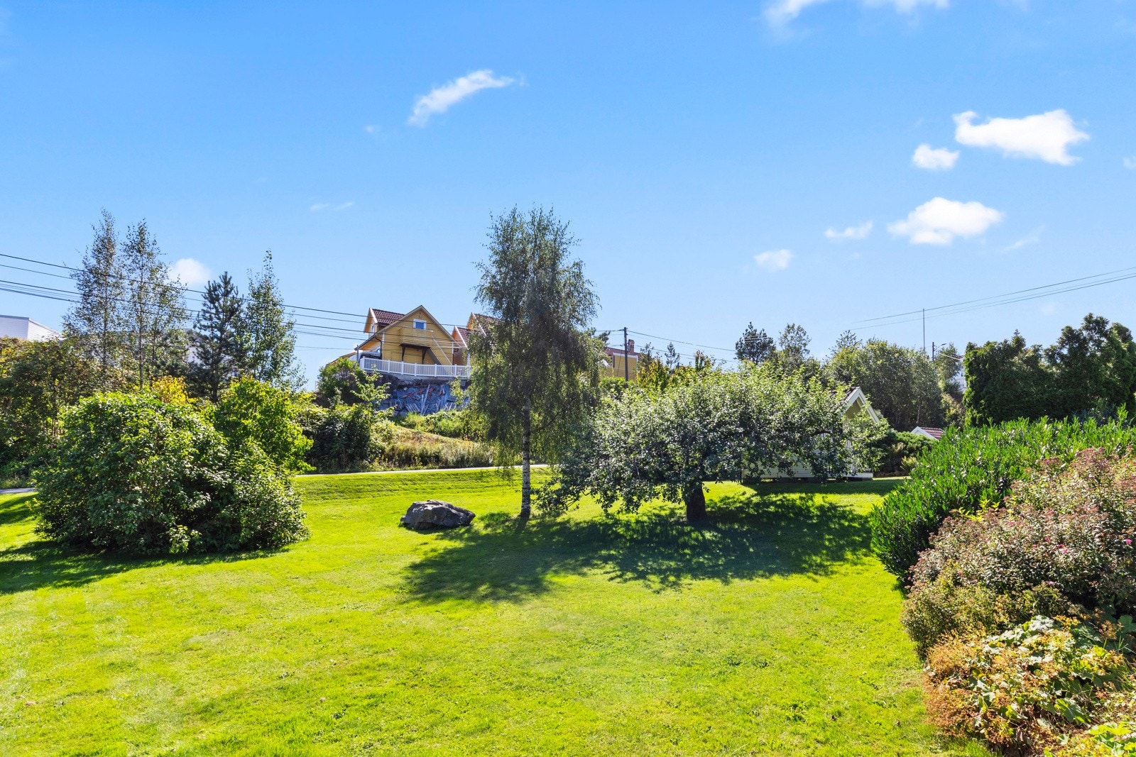 Det er rikelig med boltreplass i den store, flotte hagen. Galleribilde