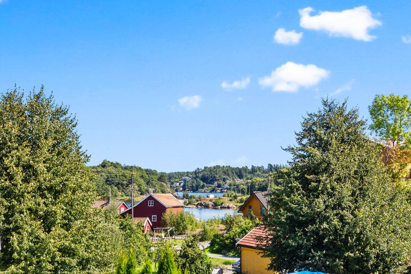 Fra balkongen ved loftstuen kan man se helt ned til Heggedalsbukta. Galleribilde