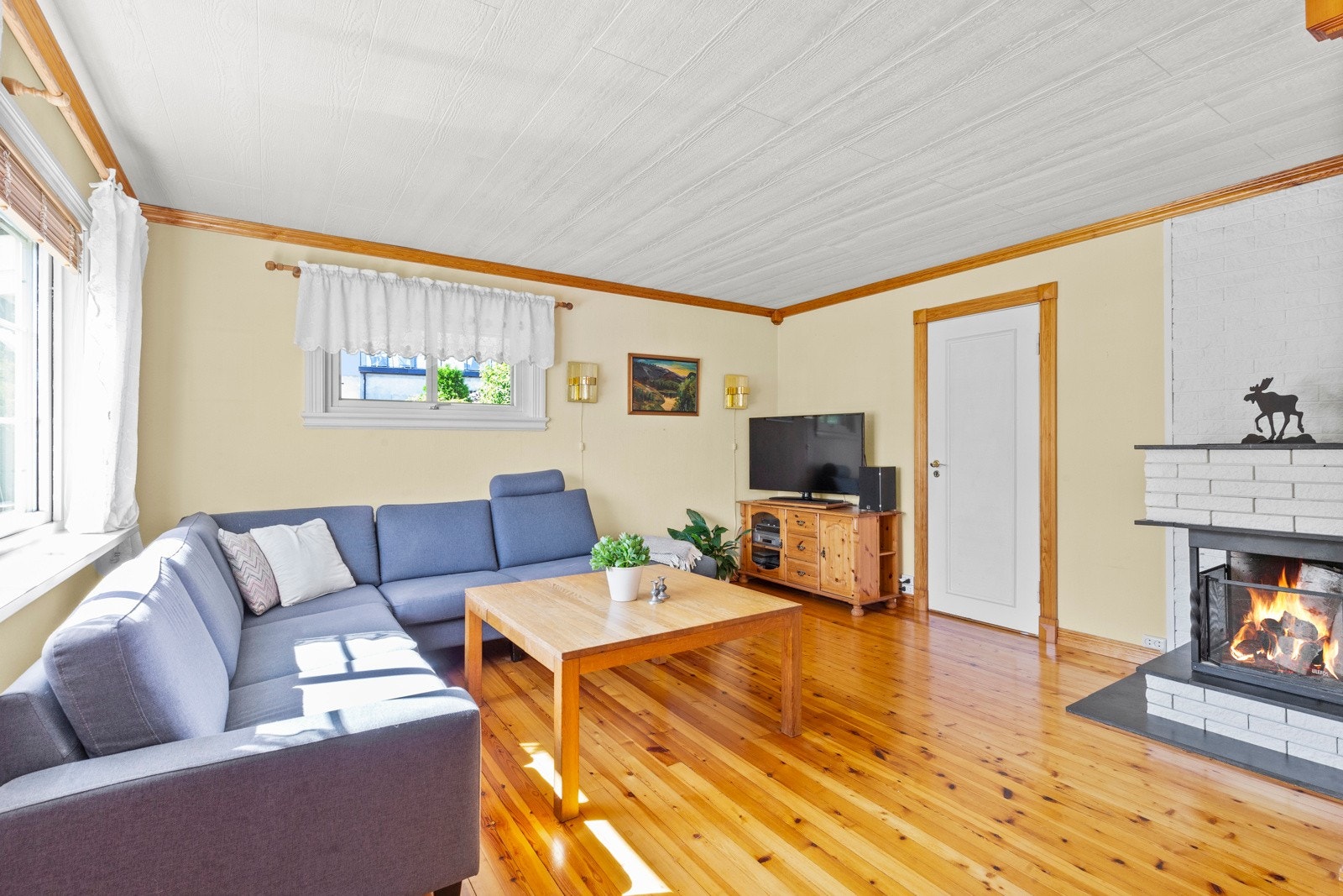 I dagligstuen er det en oppmurt åpen peis for litt ekstra hygge på kaldere høstkvelder. Galleribilde