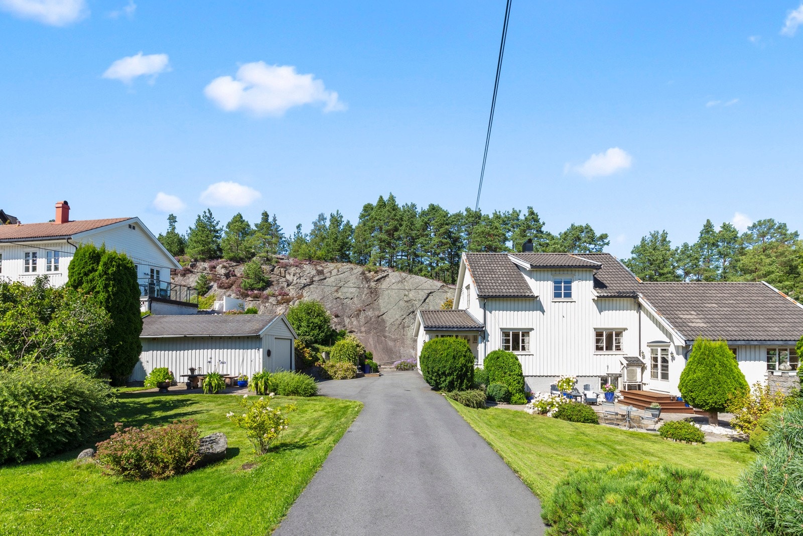 Tomten er solrik og parkmessig opparbeidet. Galleribilde