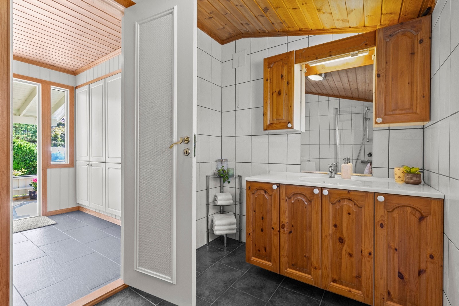 Ved entreen i 1. etasje er det et pent, helfliset bad/wc. Galleribilde