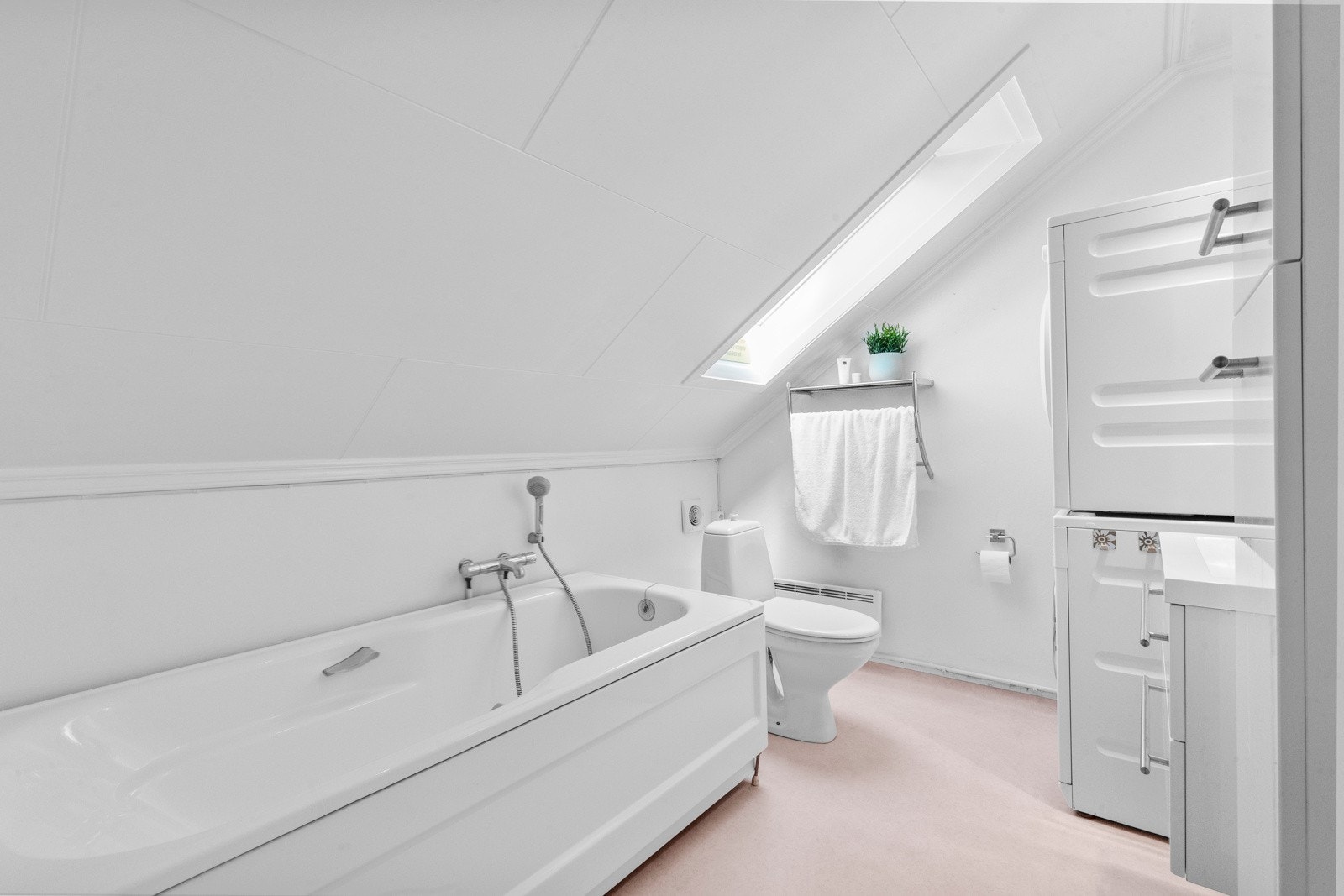 Ved soverommene i 2. etasje er det et pent bad med opplegg for vaskemaskin. Galleribilde