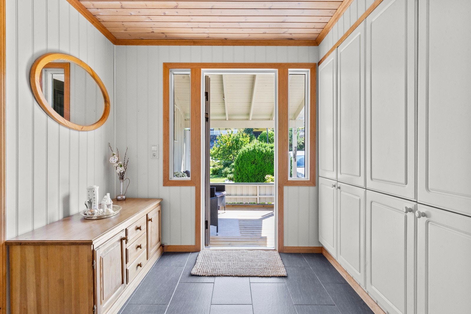 I entreen er det god plass til yttertøyet i en bred rekke med plassbygde klesskap. Galleribilde