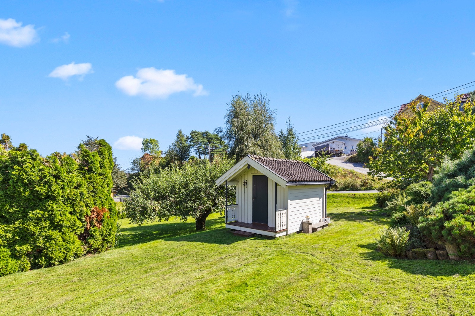 Til stor glede for familiens minste er det et velholdt dukkehus i hagen. Galleribilde