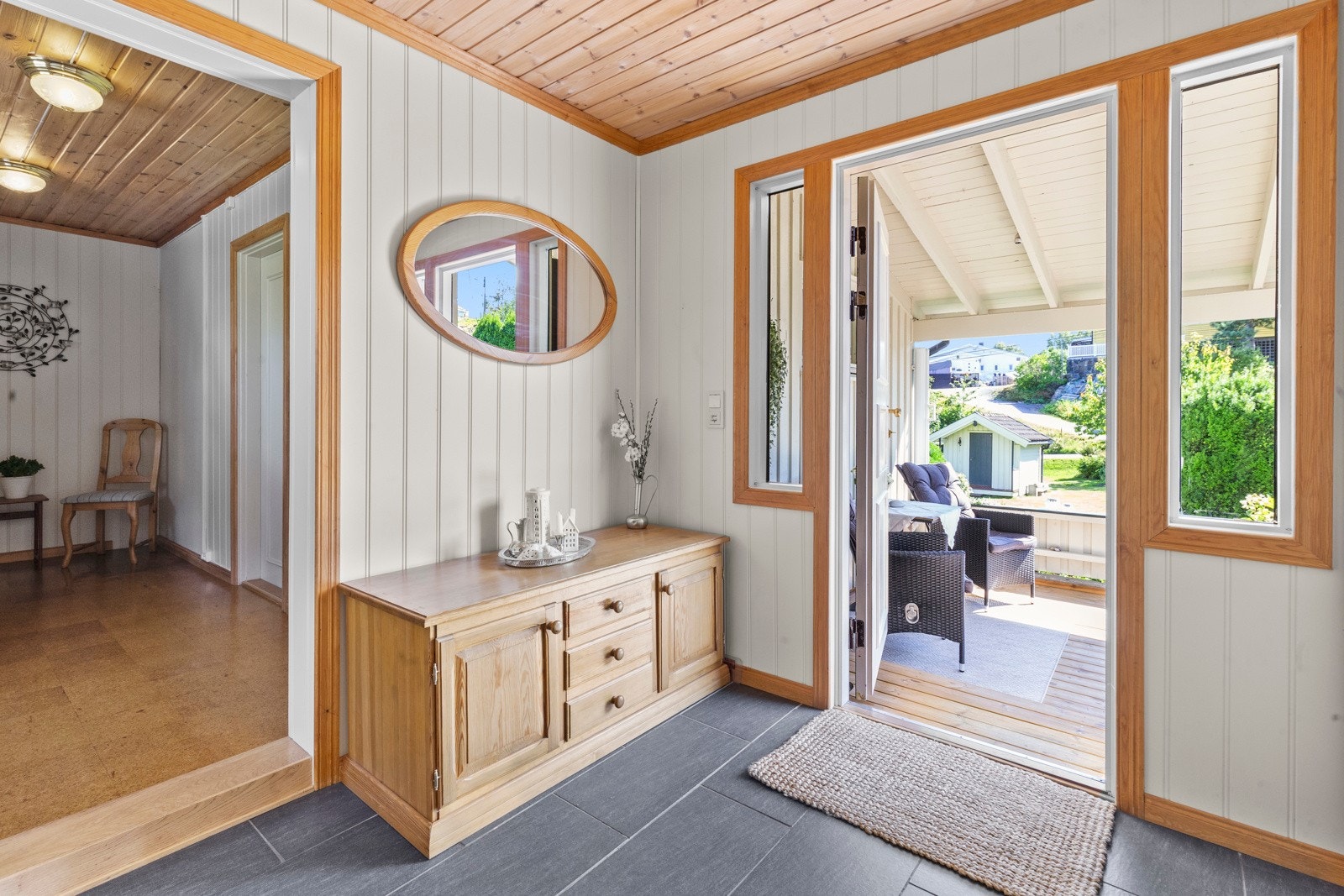 Boligen har en pen entré i med flislagt gulv. Galleribilde