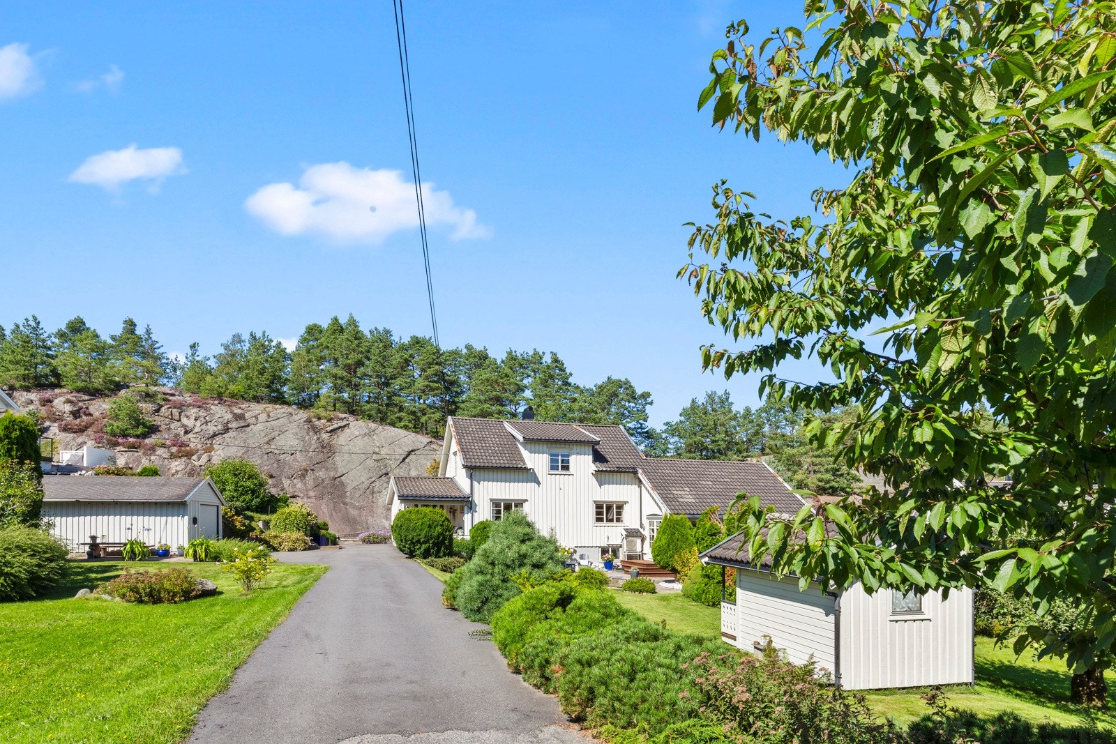 Både innkjørselen og gårdsplassen er asfaltert. Galleribilde