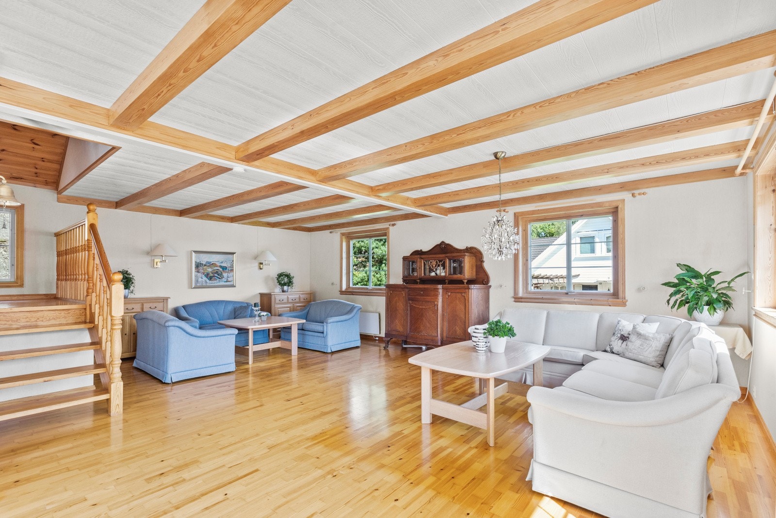 I en påbygd, østvendt del av huset er det en stor, luftig stue med varmepumpe fra 2024. Galleribilde