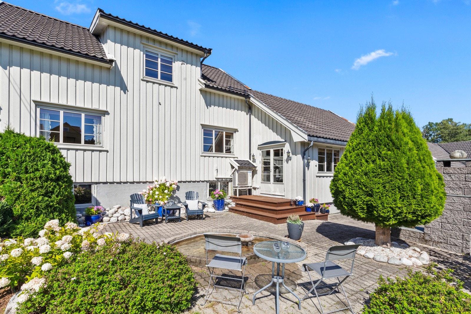 Det er utmerket plass til ønsket utemøblement på en sydvendt, steinbelagt uteplass. Galleribilde