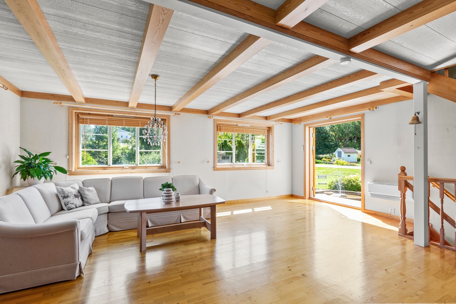 Den store, østvendte stuen har utgang til uteplass og hage. Galleribilde