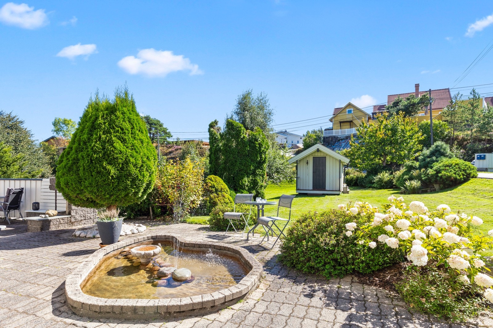 Fra eiendommen er det kort gangavstand til sjøen med solrike strender og idylliske turområde Galleribilde