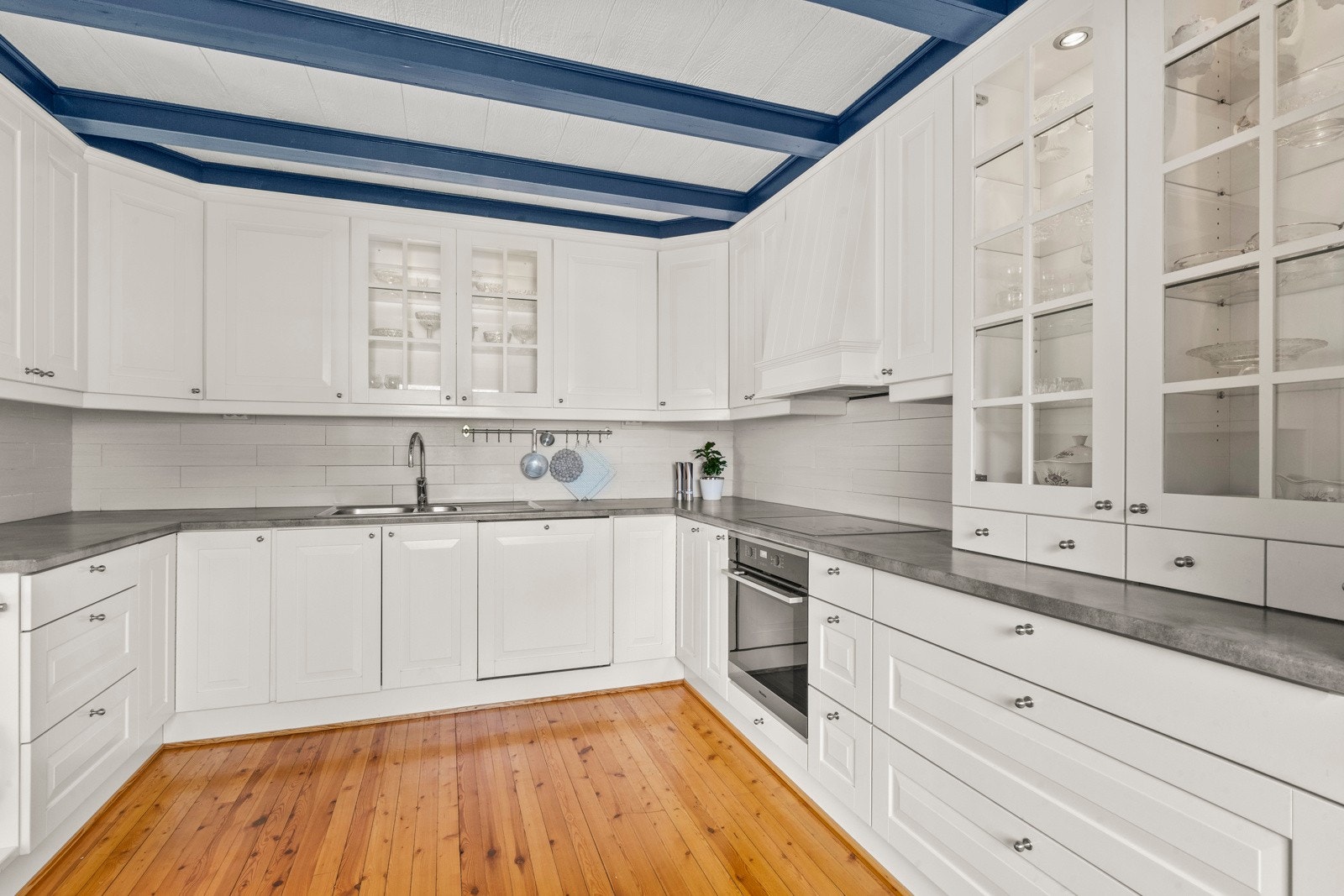 Kjøkkenet er utstyrt med integrerte hvitevarer som oppvaskmaskin, kjøleskap, stekeovn og koketopp. Galleribilde