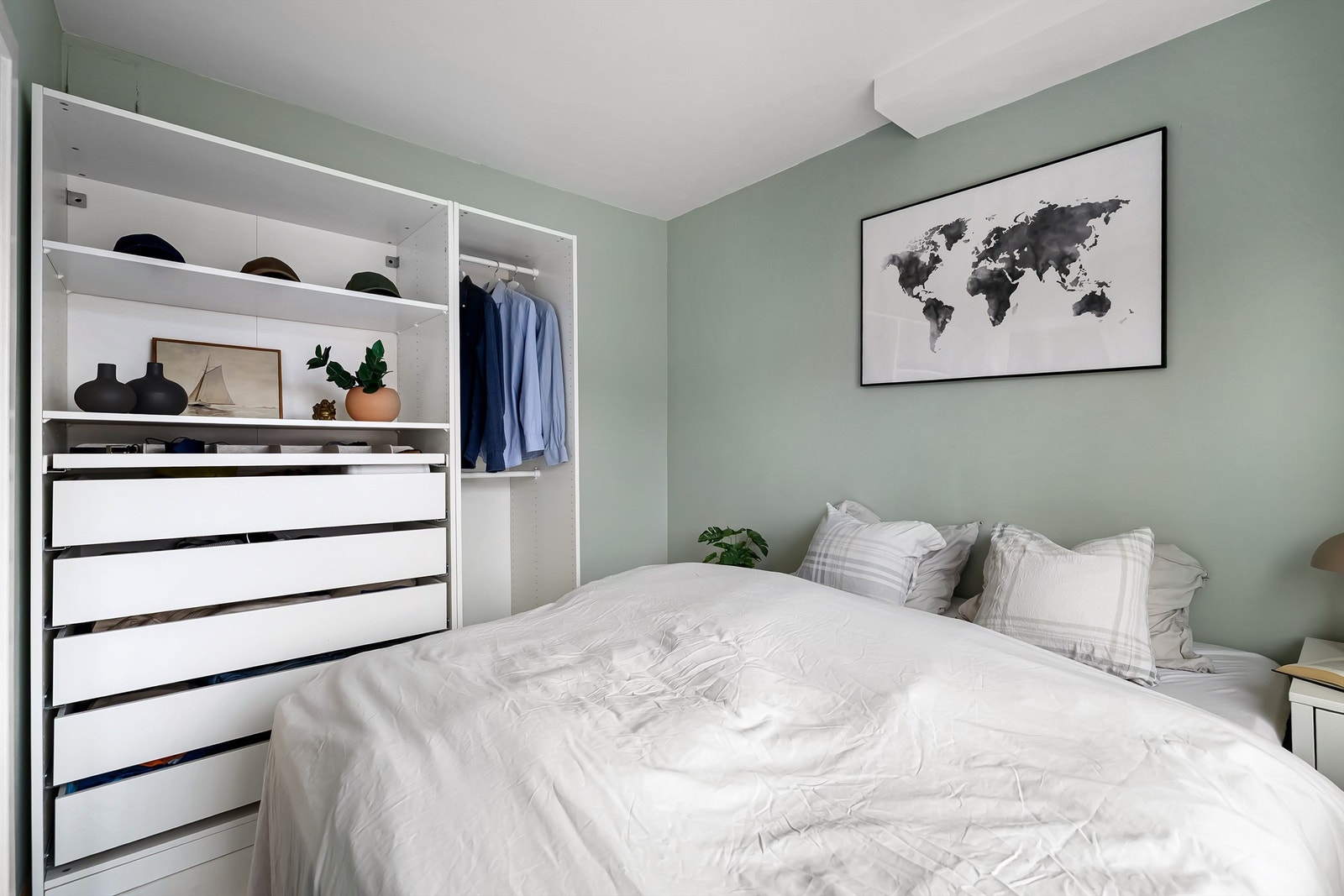 På soverom er det montert et romslig plassbygd garderobeskap med god plass til oppbevaring Galleribilde