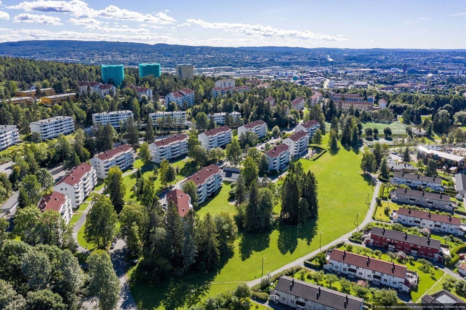Området er svært populært for både barnefamilier og mennesker med sans for trening, tur og friluft. Her bor du med marka i umiddelbar nærhet, og byen en kort sykkel- eller busstur unna Galleribilde