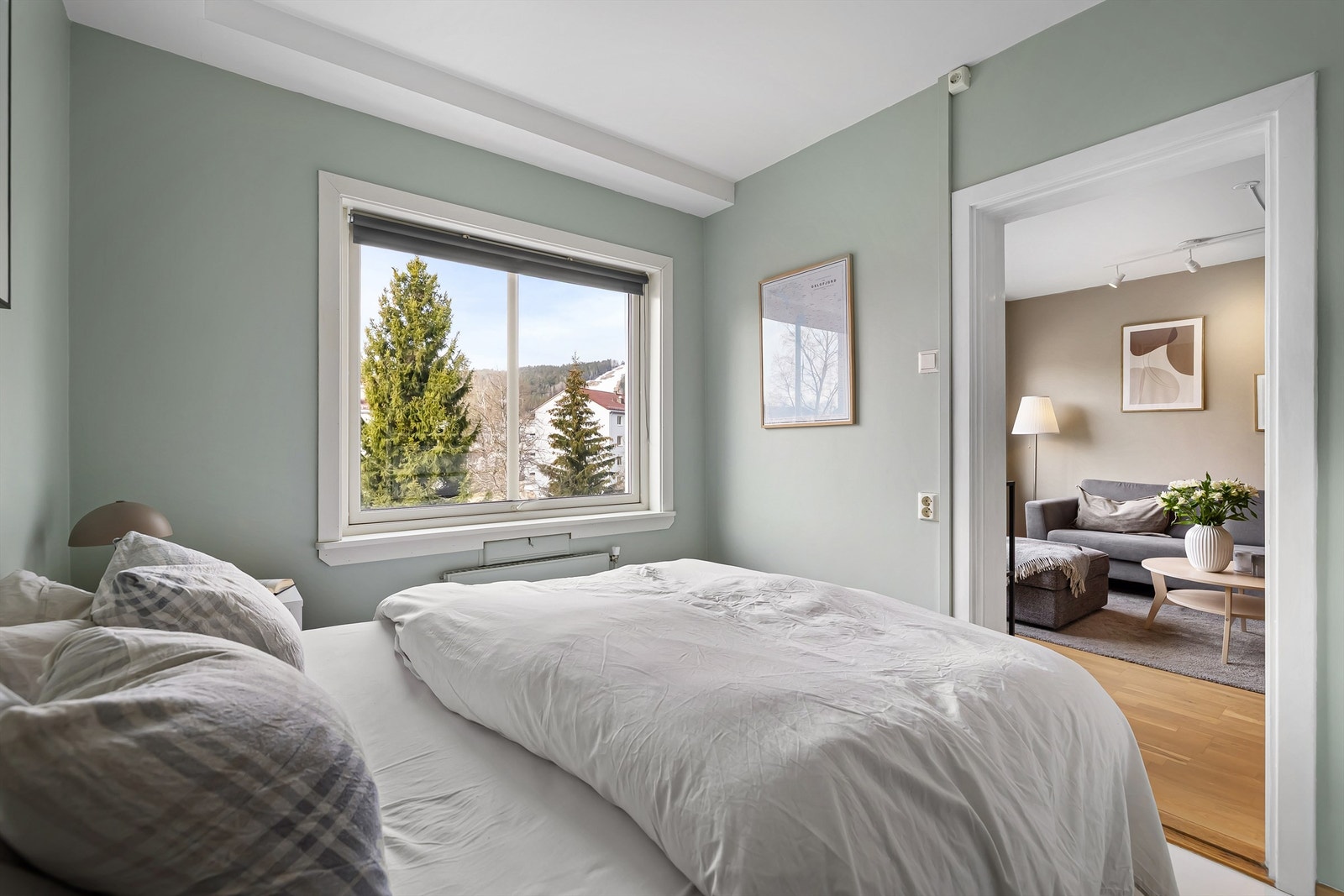 Soverommet er av fin størrelse med god plass til å innrede med dobbeltseng og tilhørende nattbord Galleribilde