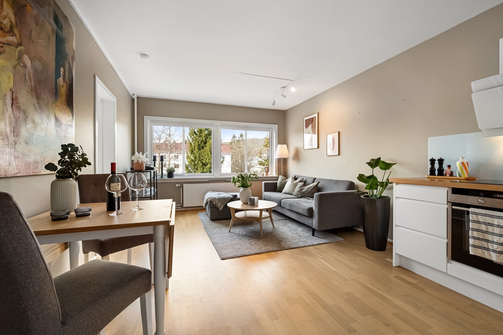 Stuen har god plass til en flott sittegruppe med tilhørende møblement og tv-seksjon, samt et hyggelig spisebord Galleribilde