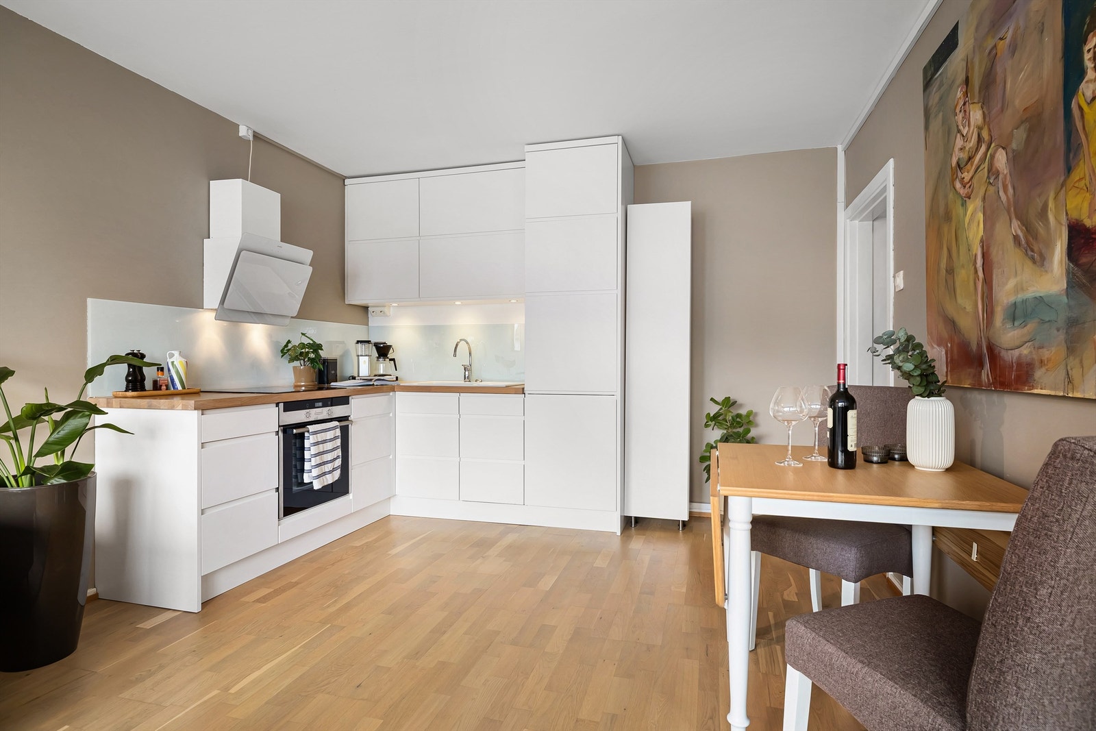 Smart og arealeffektivt kjøkkenløsning i hjørnet Galleribilde