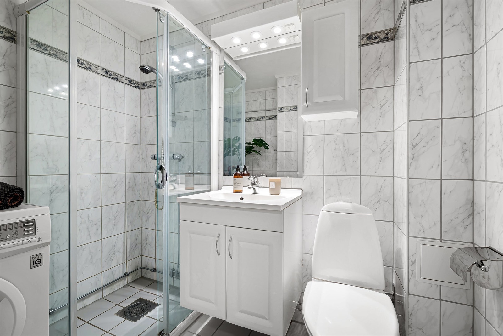 Flislagt baderom fra 2006 med gulvvarme og opplegg for vaskemaskin Galleribilde