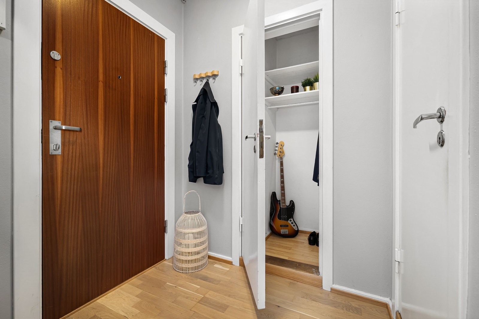 Hyggelig entre med god plass til oppheng av klær og oppbevaring i praktisk innvendig bod Galleribilde