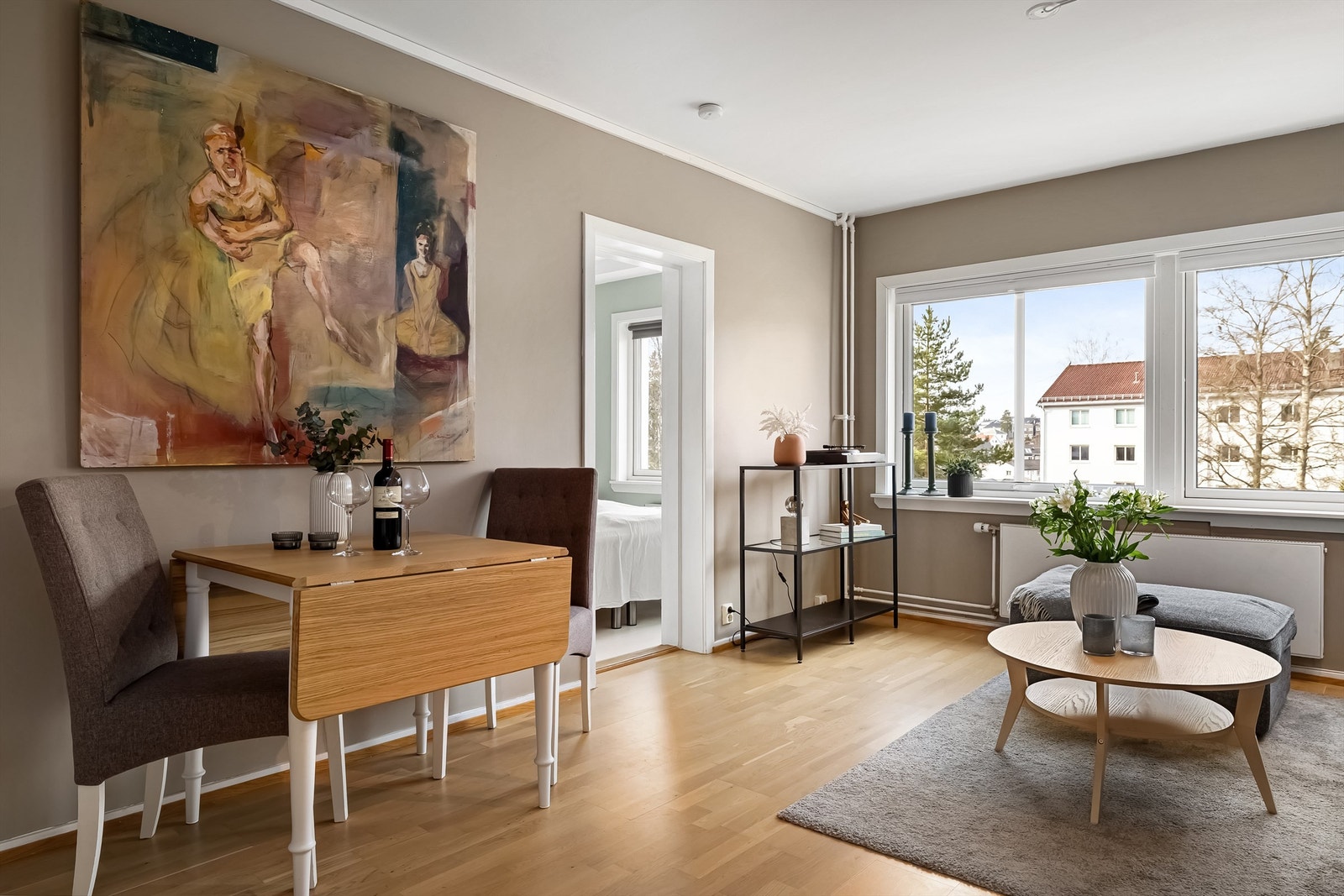 Stuen oppleves lys og luftig med store vindusflater med masser av lysinnslipp Galleribilde