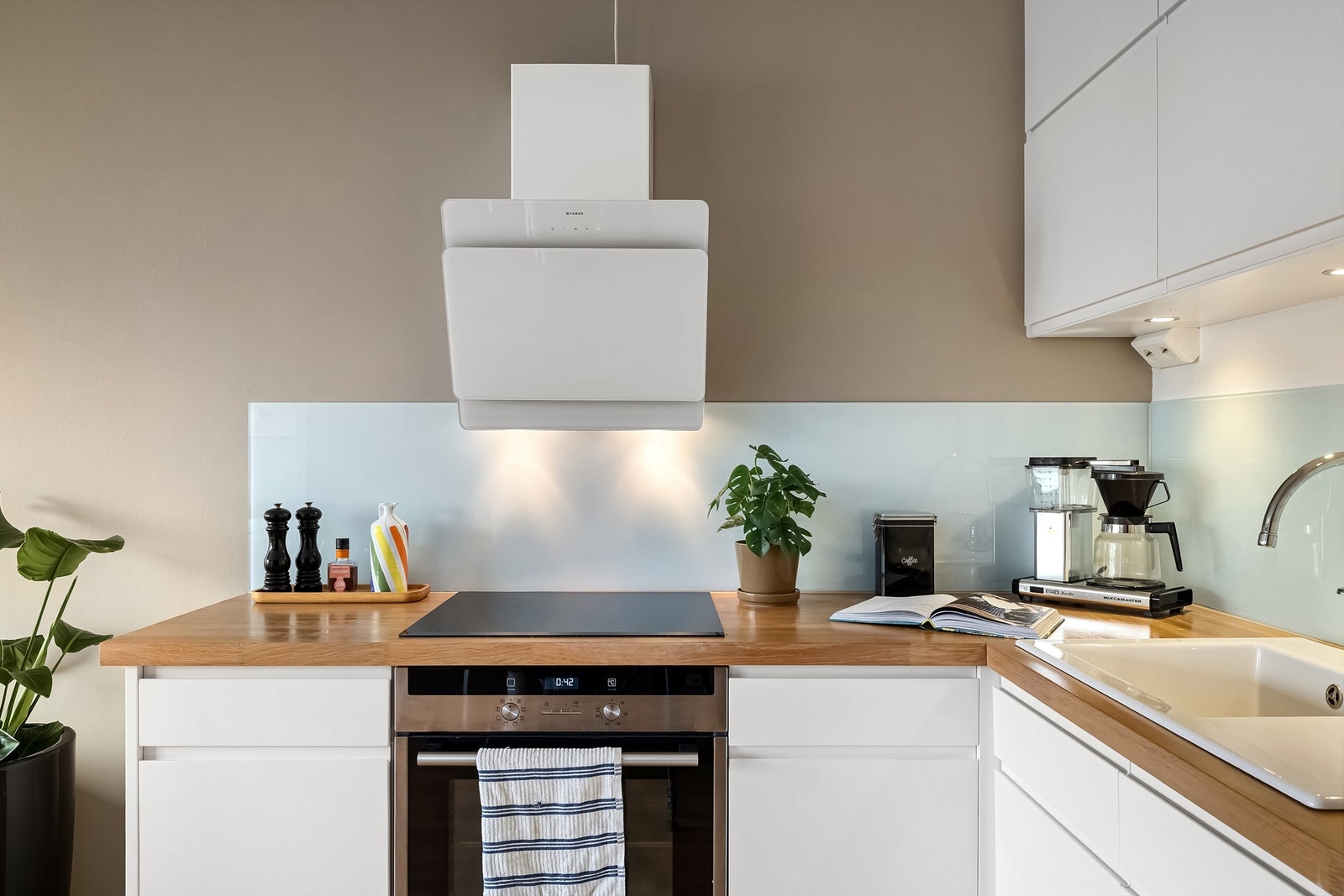 Induksjonstopp, ventilator med belysning og kullfilter. Komfyrvakt og lekkasjevarsler er montert Galleribilde