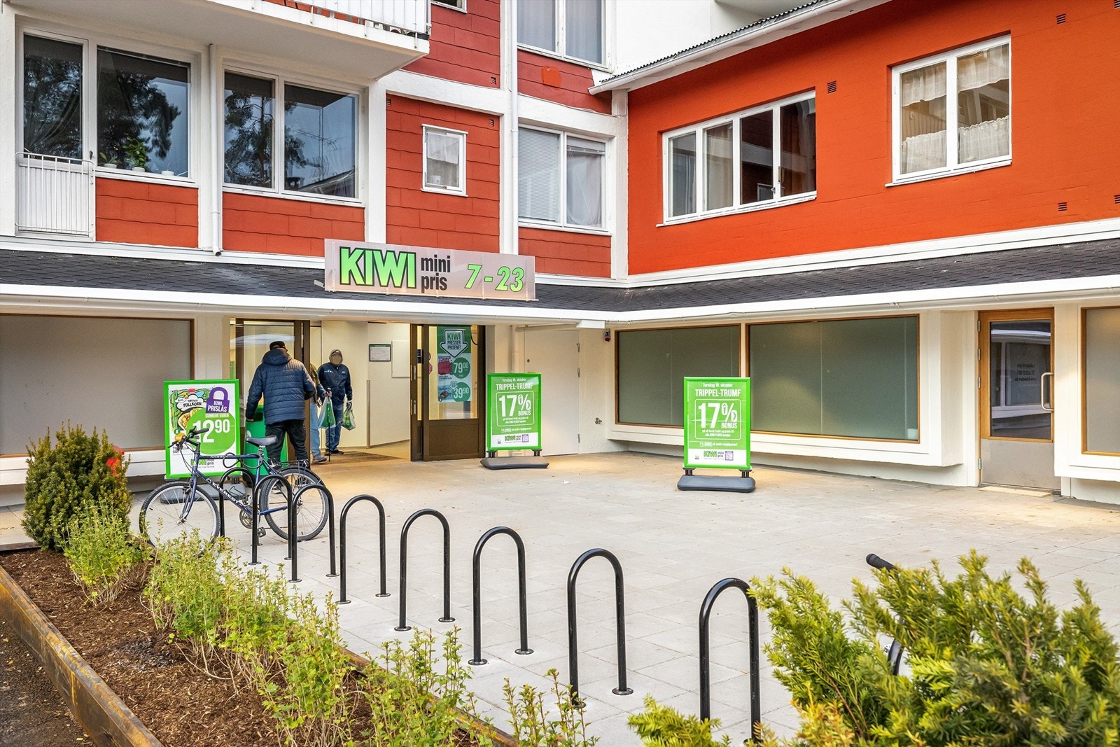 Nyåpnet Kiwi på Tonsenhagen torg ligger kun 3-4 min gange unna boligen Her finnes også apotek, kafé m.m..jpg Galleribilde