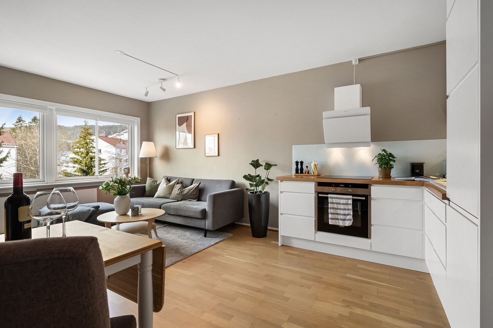 Integrerte hvitevarer som stekeovn, platetopp, oppvaskmaskin og kjøleskap med frysedel Galleribilde