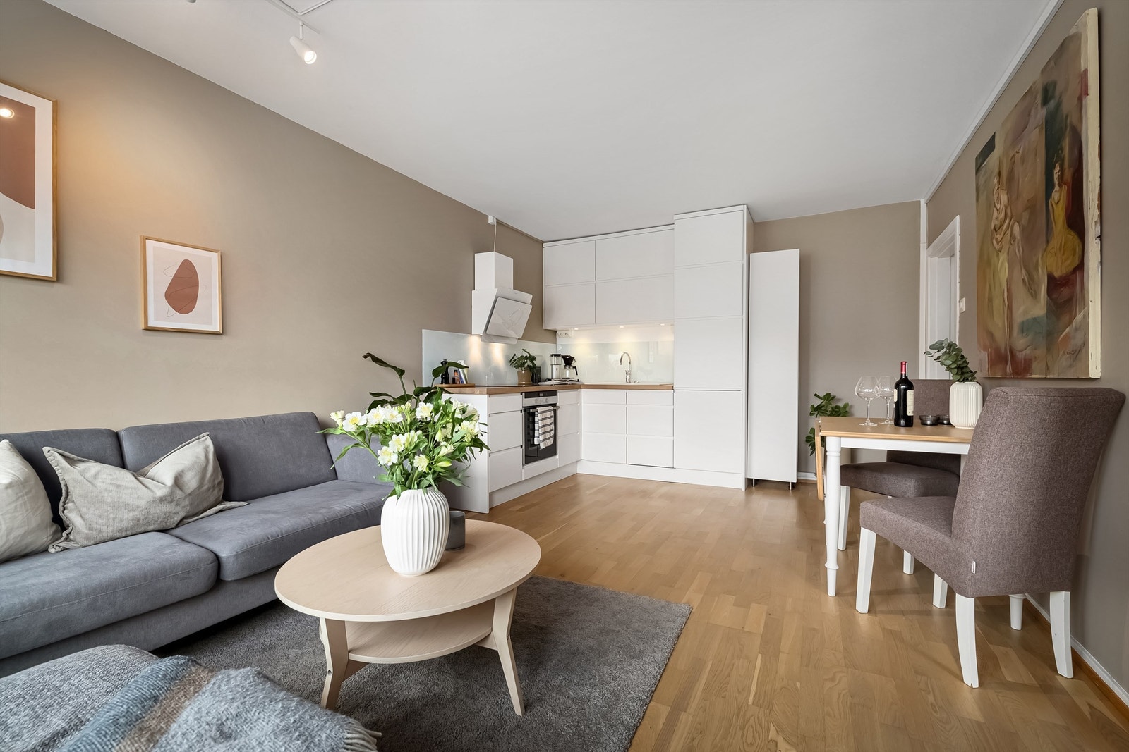 Leiligheten ble bygget om til 2-roms med nytt kjøkken i 2014 Galleribilde