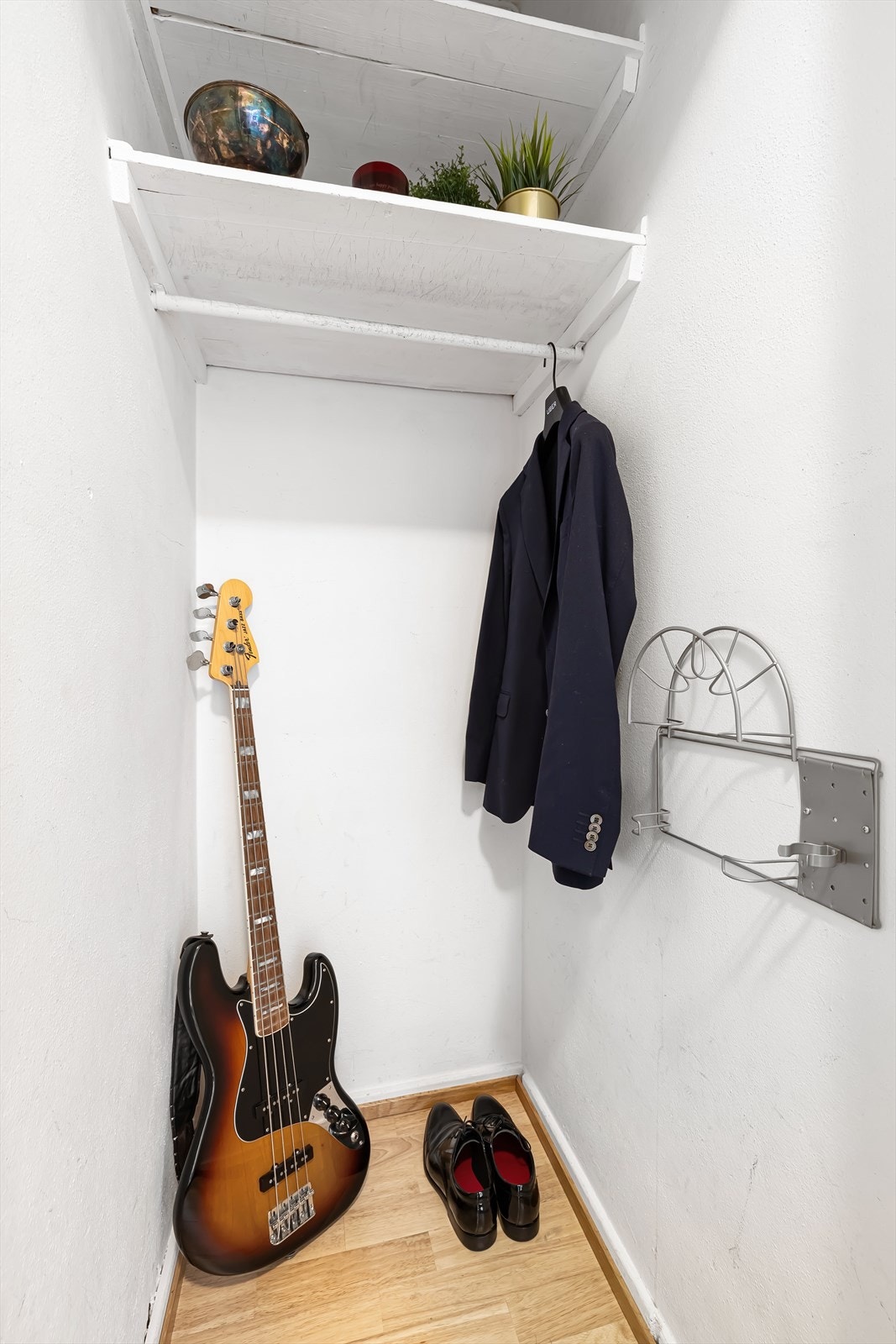 Romslig innvendig bod på 1 kvm med gode oppbevaringsmuligheter Galleribilde