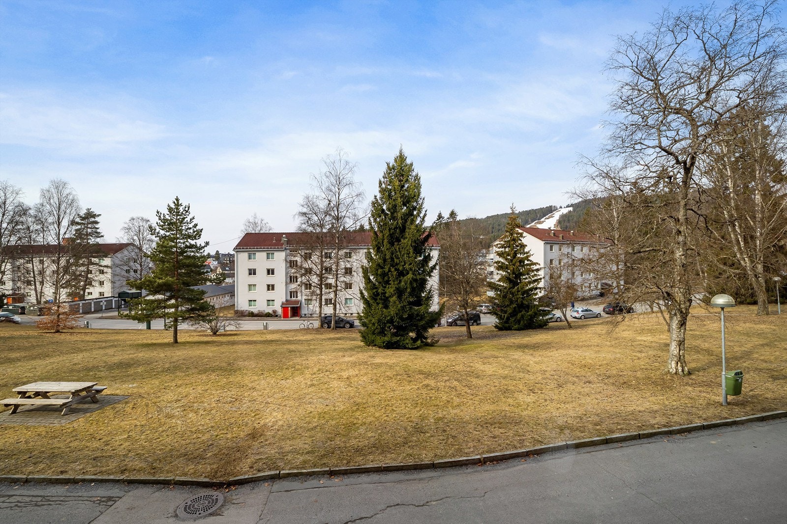 Herlig utsikt over borettslagets frodige fellesområder med lite innsyn Galleribilde