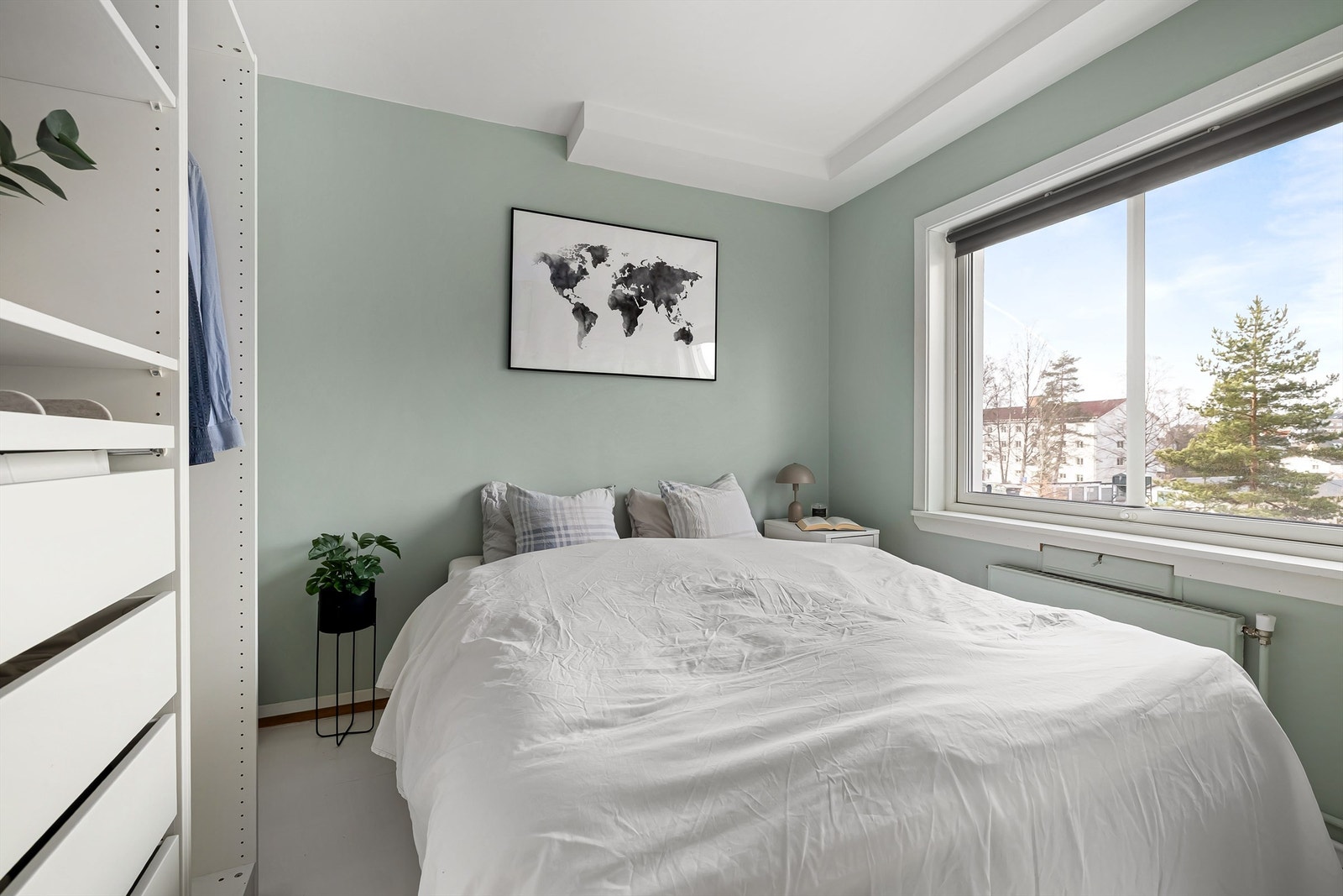 Lyst og luftig soverom med store vindusflater som vender inn mot rolige fellesområder og byr på masser av lysinslipp Galleribilde