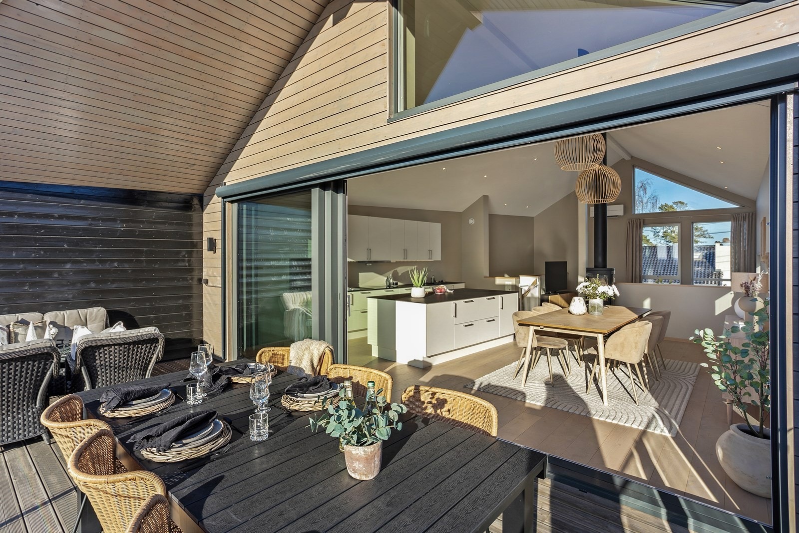 Balkongen er også overbygget som gir en lun og skjermet uteplas. Galleribilde