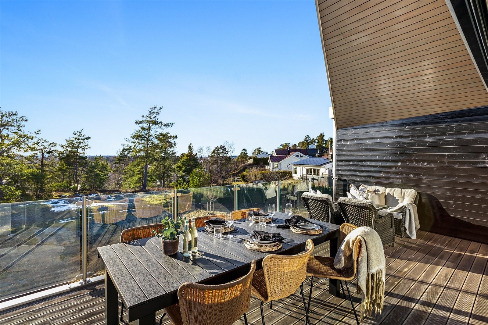 Boligens hoveduteplass har plass til både langbord, sofagruppe og grill. Her kan det nytes en fin utsikt med sol fra formiddag til langt på kveld sommerstid. Galleribilde