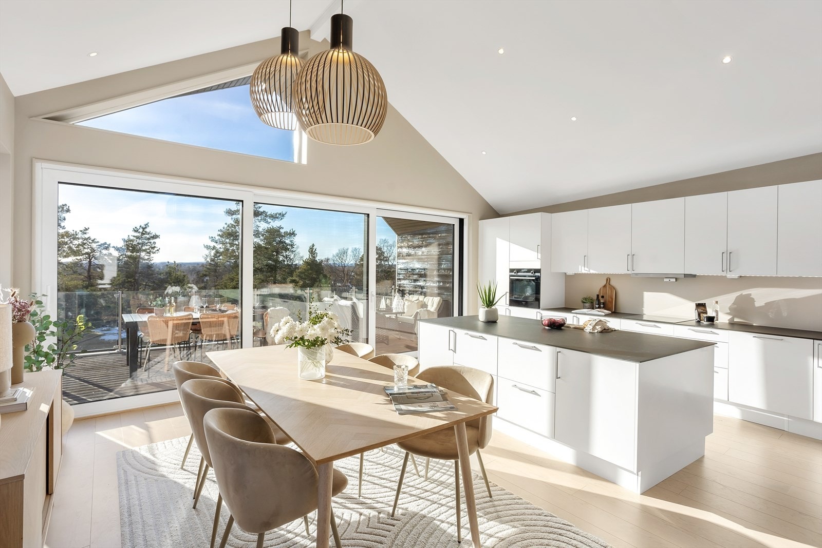 De store vinduene mot vest og øst slipper inn deilig dagslys og den gode takhimlingen gir et særpreg og luft til rommet. Galleribilde