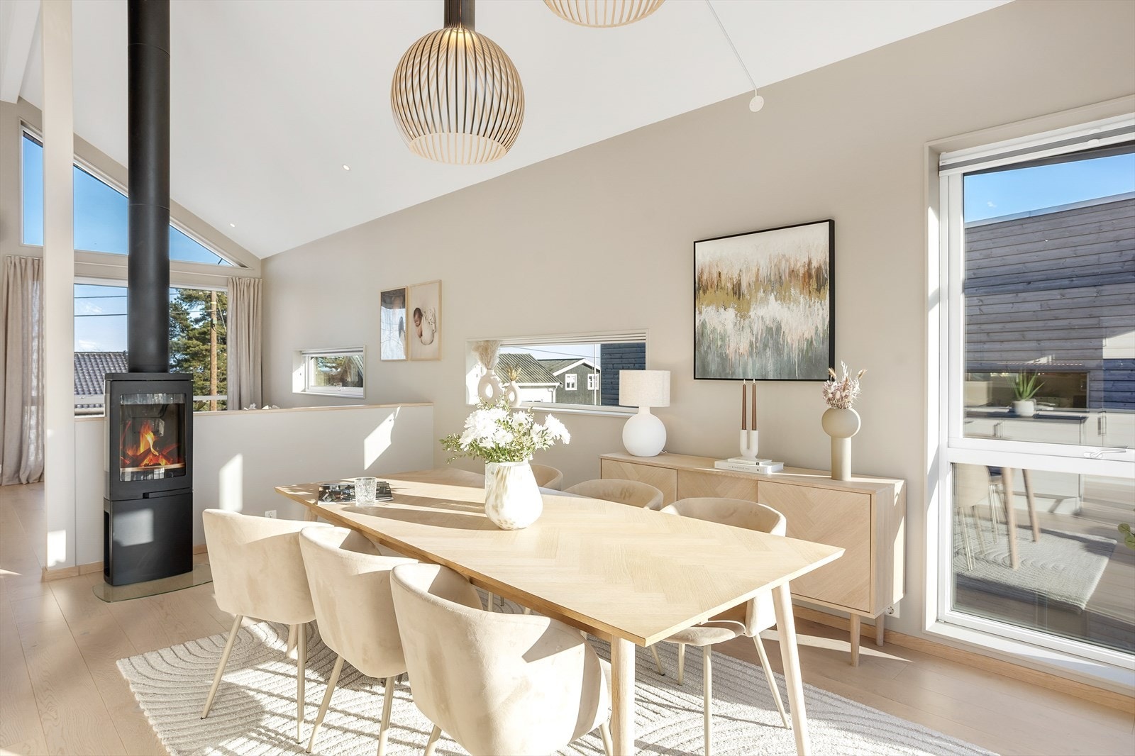 I tilknytning til kjøkkensonen er spisestuen praktisk plassert, samt ildsted som bidrar til den lune og gode innetemperaturen. Galleribilde