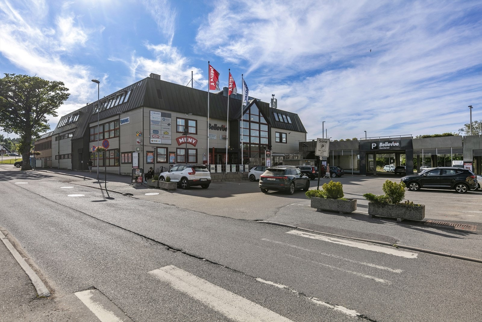 Det er ca. 10 min. å rusle ned til Teie torv med diverse klesbutikker for store og små, foodtrucks, restauranter, vinmonopol, delikatessebutikken/ restauranten Herr&Fru og dagligvarebutikker som Rema 1000 og Meny. Galleribilde