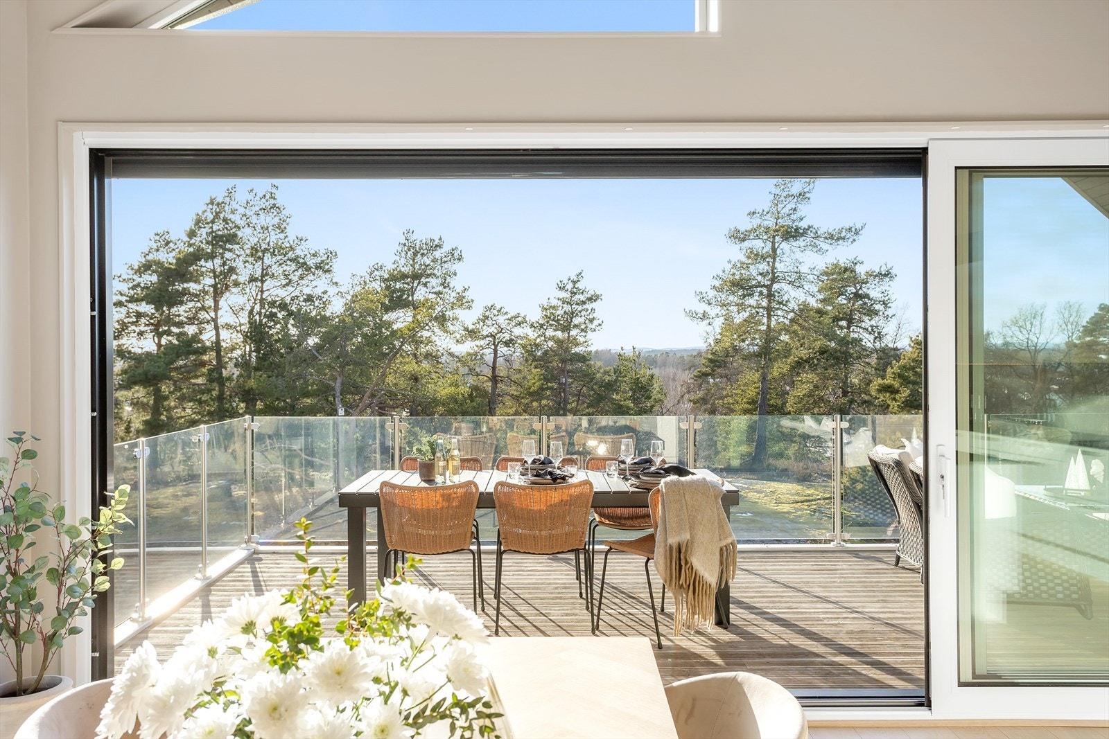 Fra kjøkkenet er utgang til den vestvendte og solrike balkongen på 21 kvm. Galleribilde