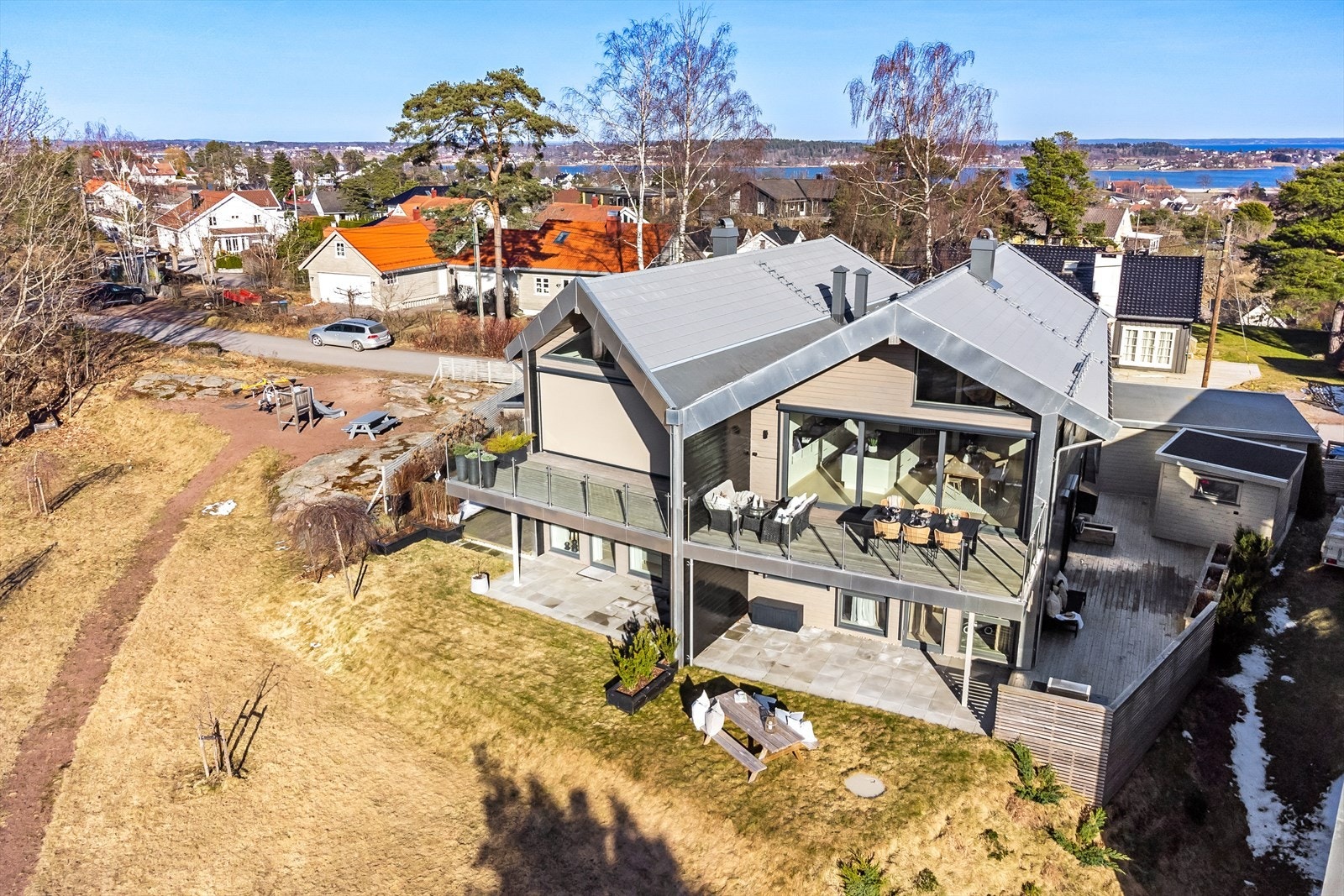 Området er et etablert og svært attraktivt villastrøk på Teie/Høneberget som ligger ca. 3 km fra Tønsberg sentrum. Galleribilde