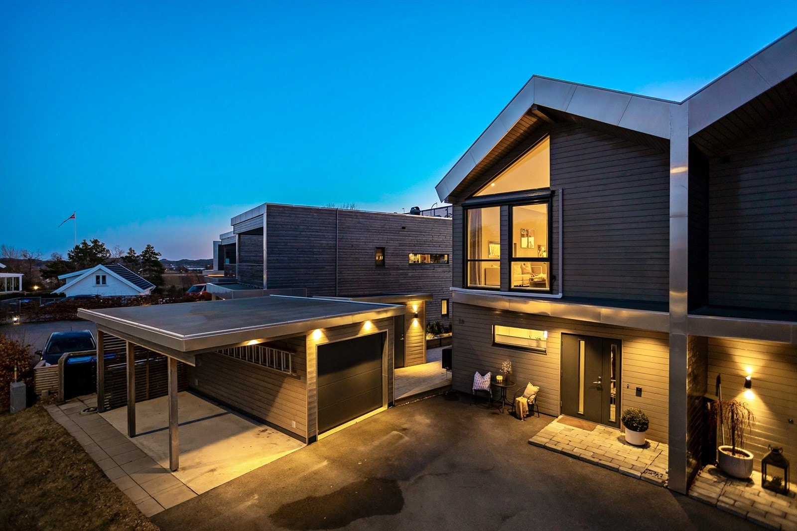 Gode parkeringsmuligheter i garasje og carport rett utenfor døren. Garasjen har montert elektrisk portåpner og elbil-lader. Galleribilde