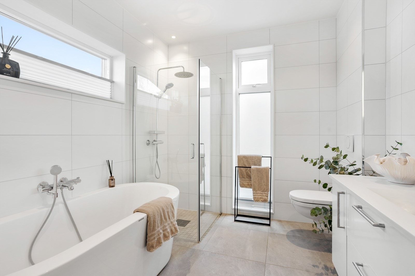 Lyst og delikat baderom med enkel adkomst fra de omkringliggende soverommene. Badet er helflislagt med moderne fliser og varmekabler. Galleribilde