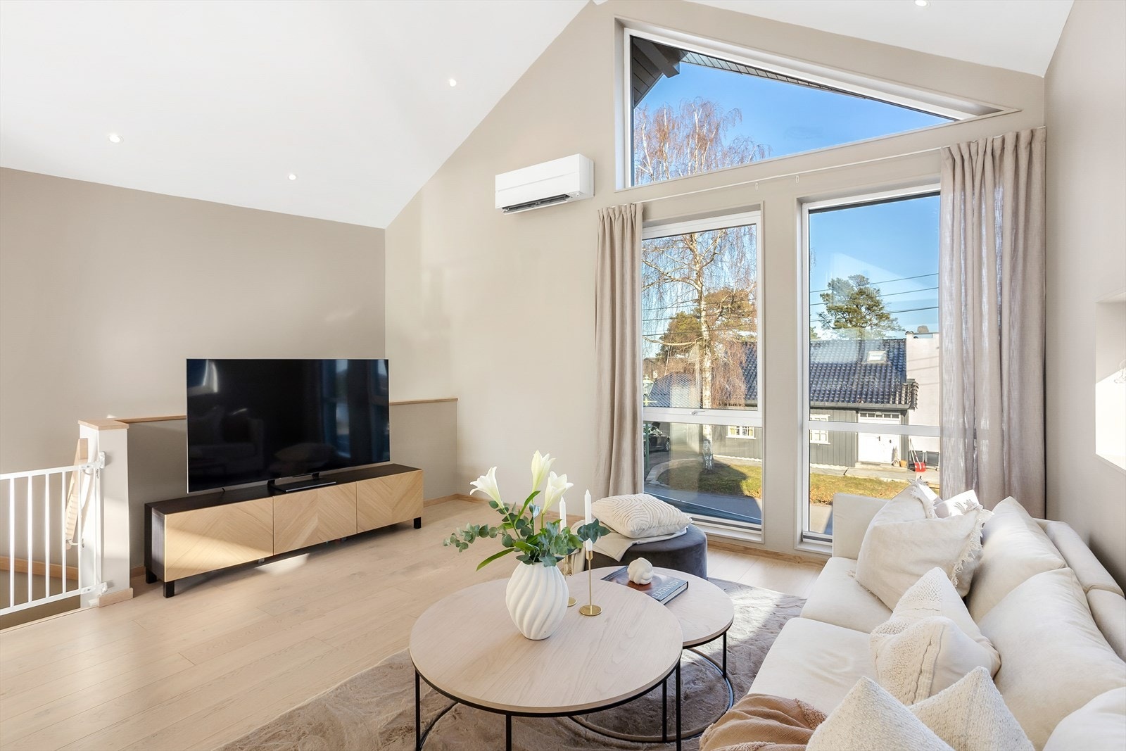 Stuen har fint plass til sofaløsning med tilhørende møblement og vegghengt varmepumpe er montert. Galleribilde