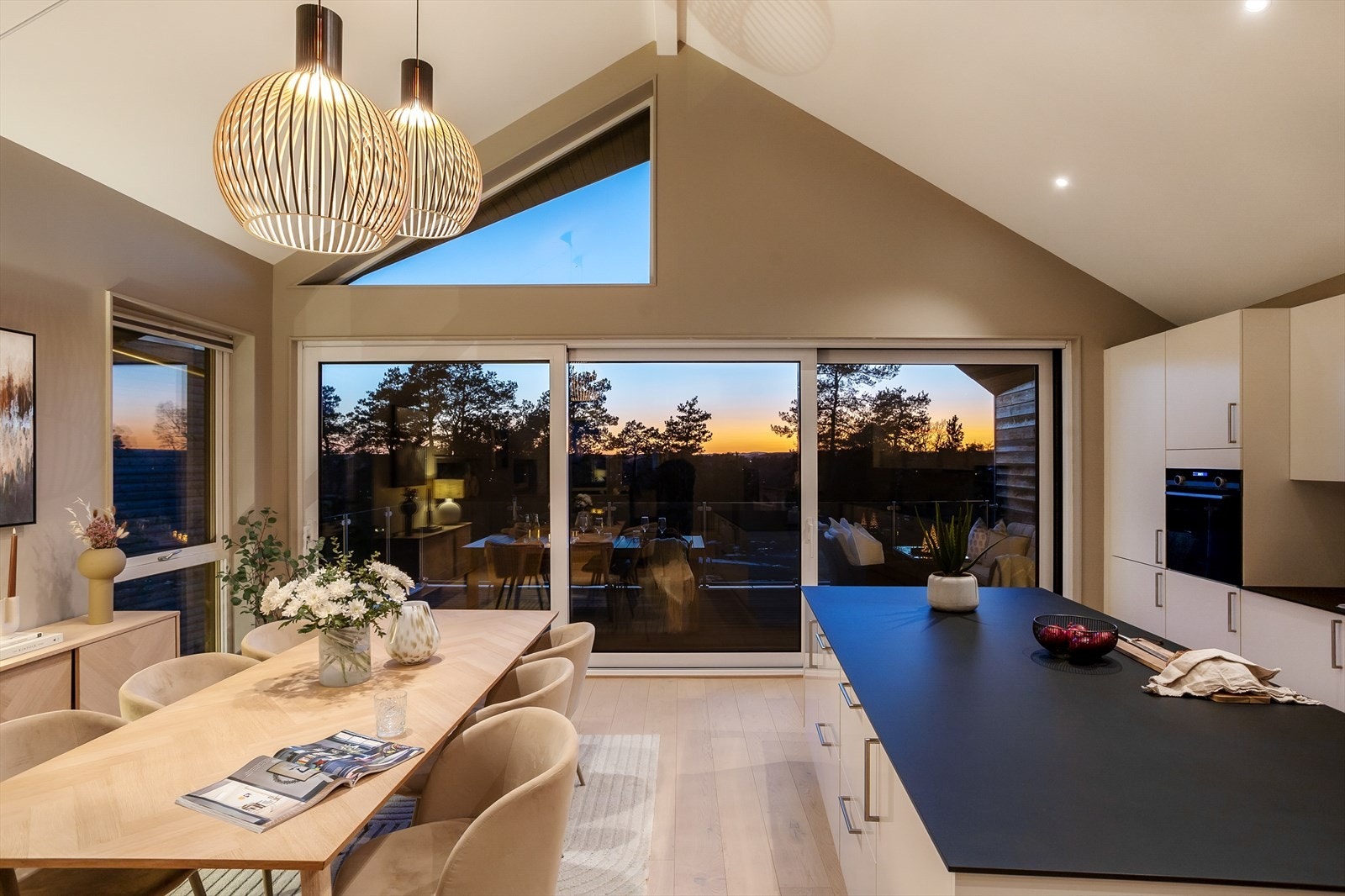 De generøse vindusflatene gir vakker utsyn både på dag- og kveldstid. Galleribilde