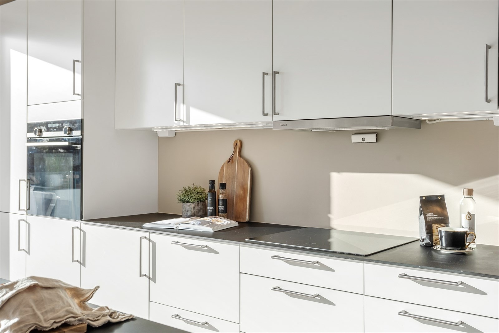 Alt av hvitevarer er integrert; kjøl-/og fryseskap, induksjonstopp, komfyrer i brysthøyde, samt oppvaskmaskin. Det er ventilator over induksjonstopp. Galleribilde