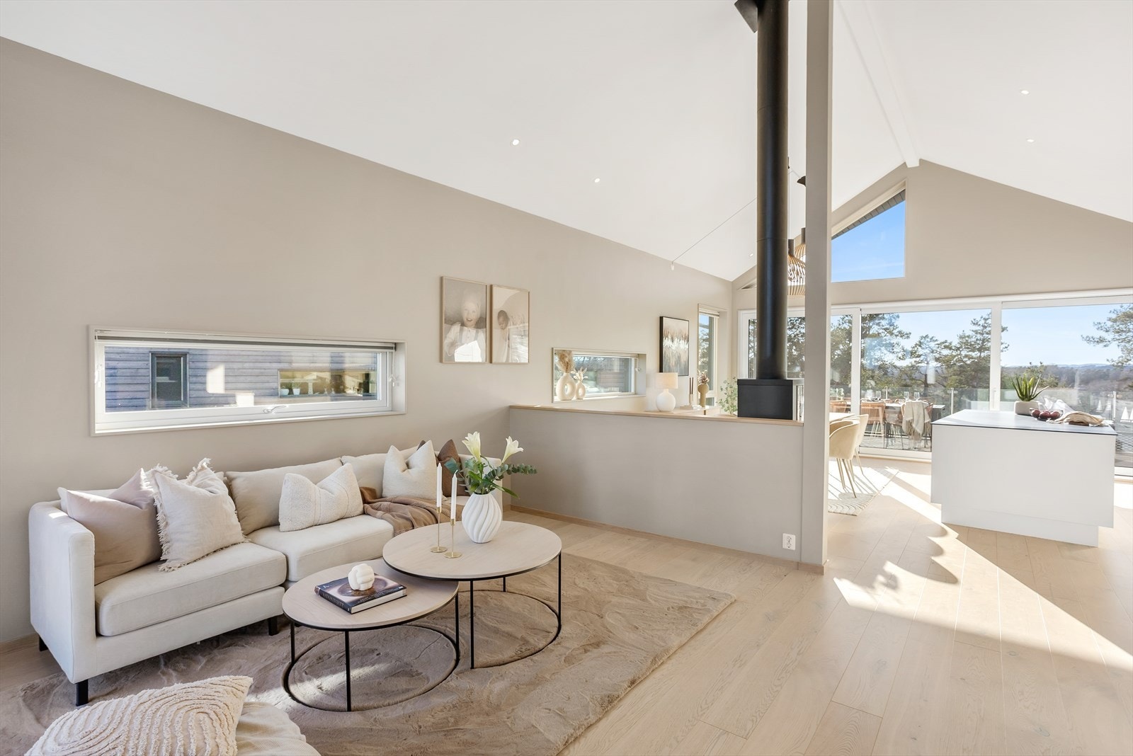 Stue og kjøkken ligger i en åpen og sosial sone som bidrar til en romslig og luftig oppholdssone. Galleribilde