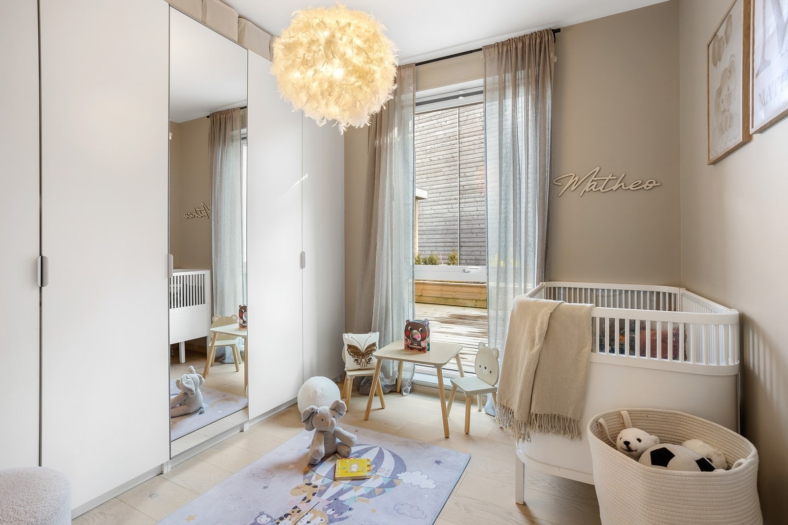 Soverom nr. tre utstyrt med en stor og praktisk garderobeløsning. Galleribilde