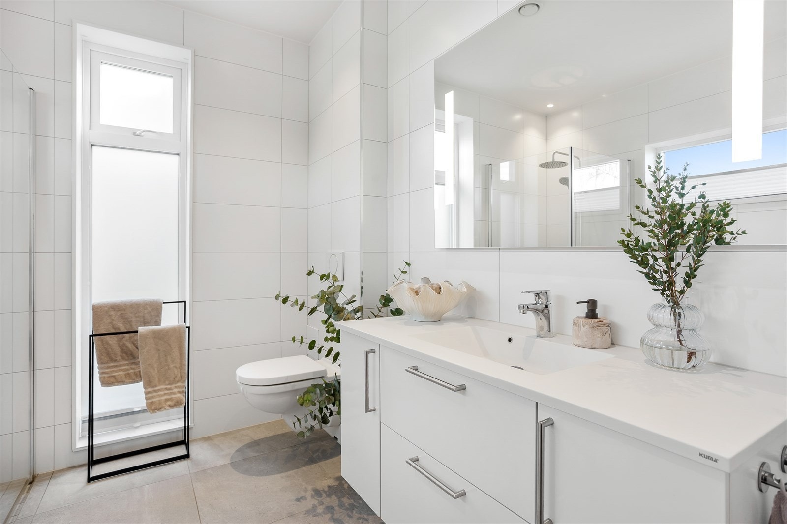 Badet er utstyrt med baderomsinnredning med nedfelt servant i benkeplate med overhengende speil. Videre er det veggheng toalett, dusnisje med inn- og utfeltbare dusjvegger, samt badekar. Galleribilde