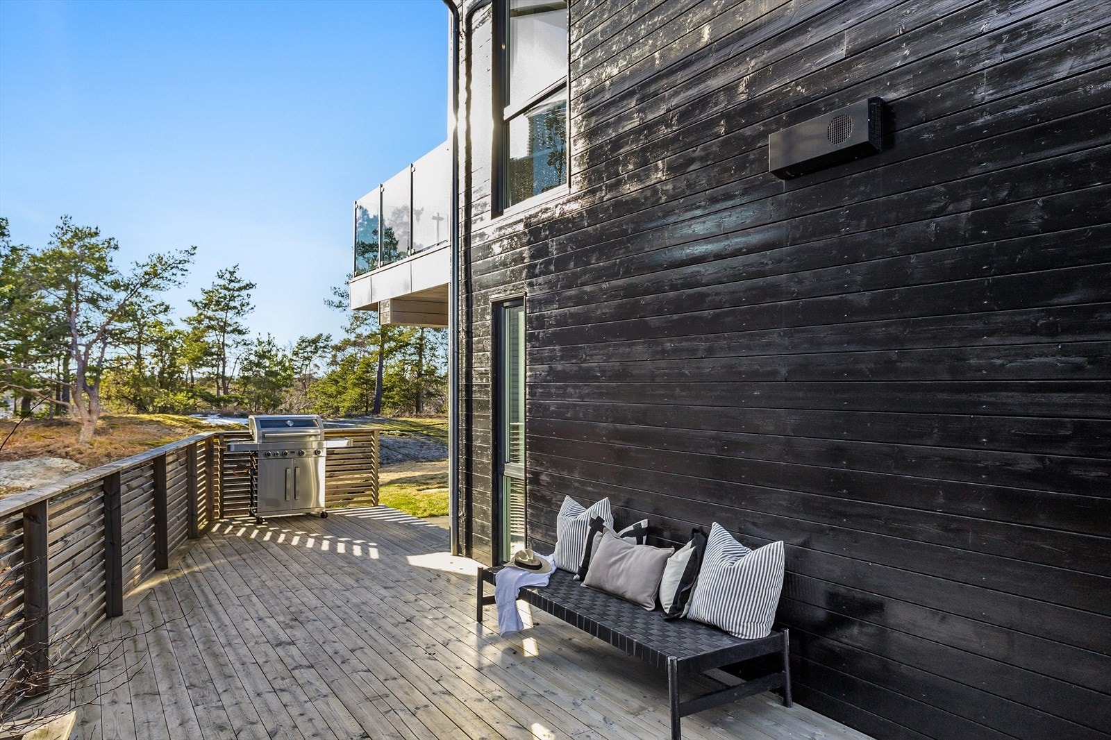 Utenfor hovedsoverom i 1. etasje er det anlagt en romslig syd og vestvendt terrasse med areal på hele 60 kvm. Galleribilde