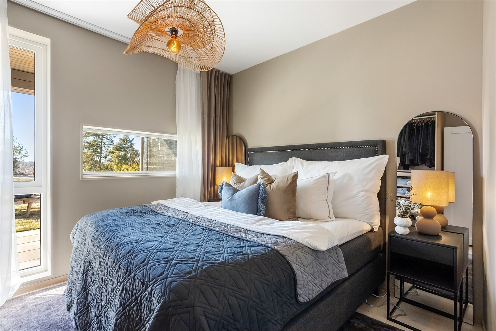 Alle boligen 3 soverom er praktisk plassert på denne etasjen, tilbaketrukket fra resten av oppholdssonen. Galleribilde