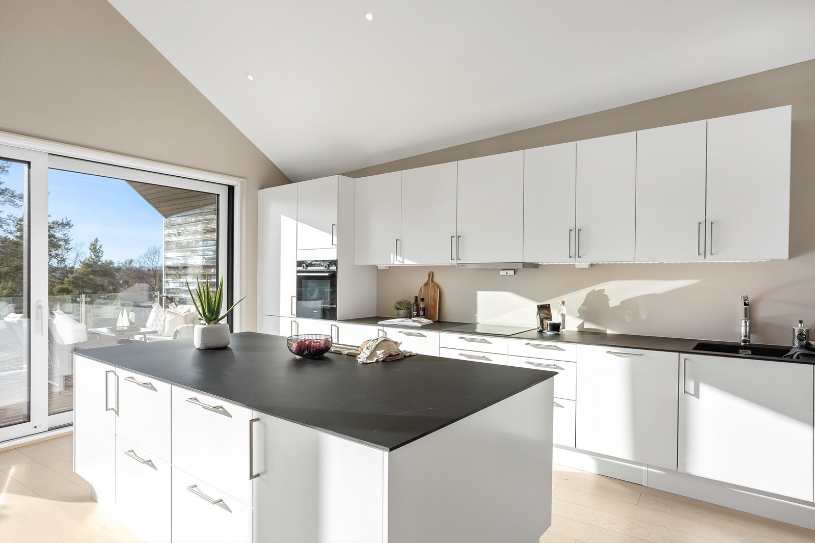 Praktisk kjøkkenøy gir ekstra med både skap- og benkeplass. Galleribilde