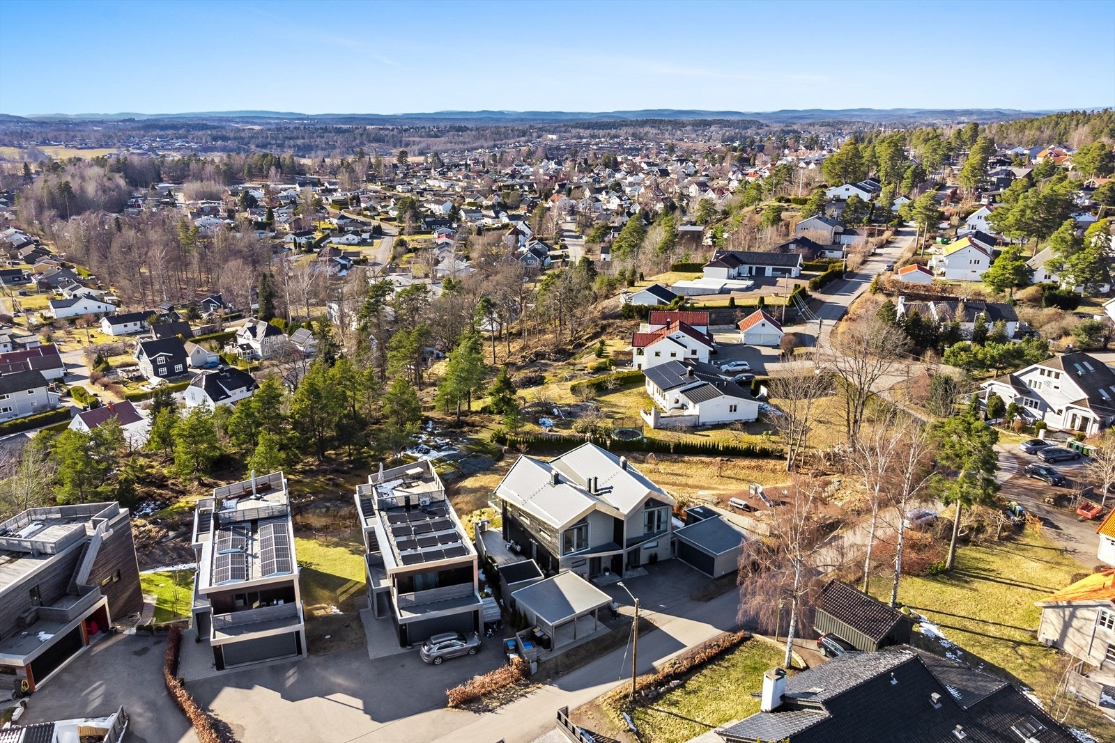 Åsveien 1B har en nydelig beliggenhet - høyt og fritt og med vid utsikt over Nøtterøy. Galleribilde