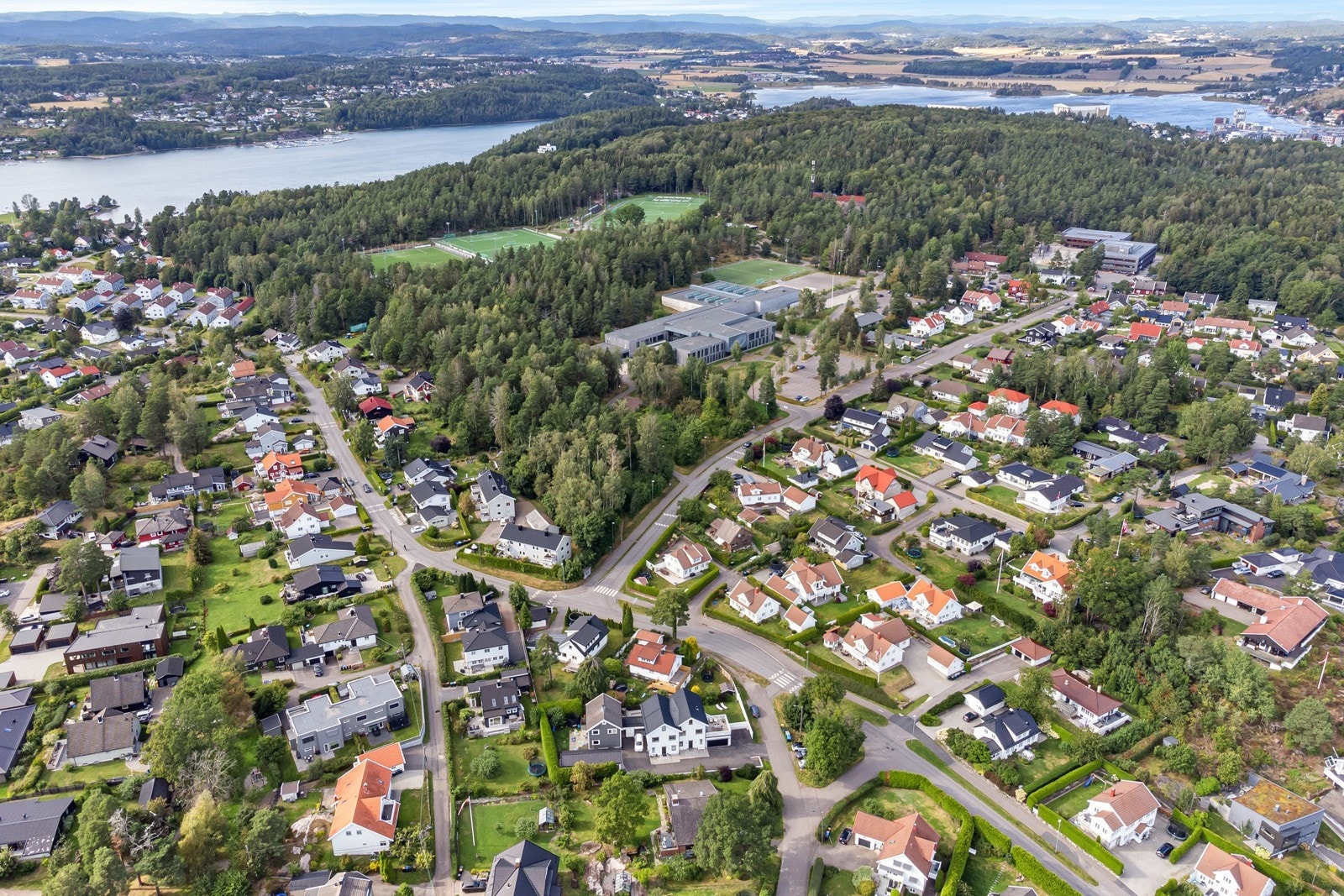 Teie barne- og ungdomsskole samt flere barnehager er også kun noen få minutter unna. Her kan ungene spasere på trygg skolevei på brede fortau og lite trafikk. Galleribilde